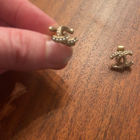 Chanel pearl studs - Picture 2 of 3